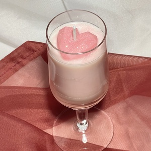 Szójaviasz illatgyertya szívecskével, Otthon & Életmód, Gyertya, illat, aroma, Gyertya, Gyertya-, mécseskészítés, Elegáns illatgyertya talpas pohárban, panna-cotta, málma és puncs illatjegyekkel. 40 g, magasság: 1..., MESKA
