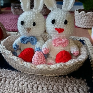 Húsvéti asztali dísz nyuszipár kosárban. , Ünnepi díszek, dekorációk, Húsvéti díszek és dekorációk, Húsvéti asztaldíszek, Horgolás, Varrás, MESKA
