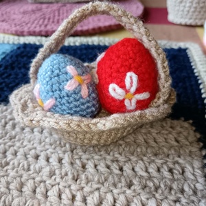 Kosárka hímzett tojásokkal, Ünnepi díszek, dekorációk, Húsvéti díszek és dekorációk, Húsvéti asztaldíszek, Horgolás, MESKA