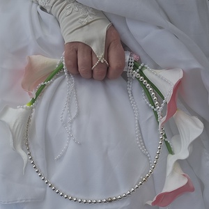 Menyasszonyi csokor gyöngy és kála , Esküvő, Menyasszonyi- és dobócsokor, Gyöngyfűzés, gyöngyhímzés, Virágkötés, Ezüst gyöngykarika, fehér és rózsaszínű habkálák, szabadon lógó gyöngyfüzérek. Díszes fogóval.
Vőle..., MESKA