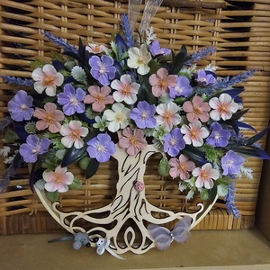 Életfa anyák napjára , Otthon & Életmód, Dekoráció, Ajtó- és ablak dekoráció, Ajtódísz & Kopogtató, Virágkötés, 20 cm átmérőjű fa alapú, dúsan díszített selyemvirággal és zöldekkel, katica és lepke disszel. Vála..., MESKA