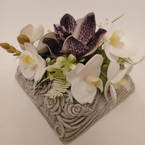 Lila-fehér orchideás kegyeleti tál kőhatású kaspóban - Meska.hu