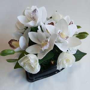 Szív alakú kegyeleti tál fehér orchideákkal és fehér rózsákkal - Meska.hu