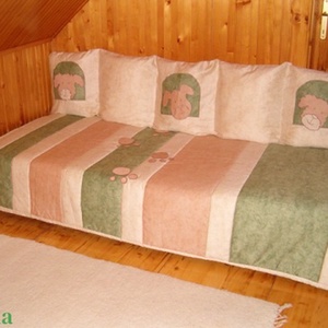Tappancsos-kutyás ágytakaró, párnázott falvédőhuzattal, Baba - mama, Falvédő gyerekszobába, Babaszoba dekoráció, Patchwork, foltvarrás, Varrás, MESKA