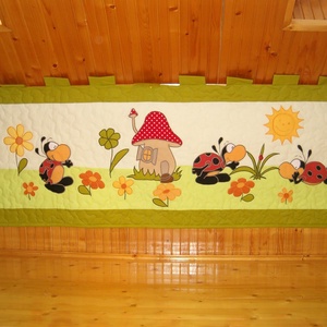 Katicás falvédő gyerekszobába, Baba - mama, Falvédő gyerekszobába, Babaszoba dekoráció, Patchwork, foltvarrás, MESKA