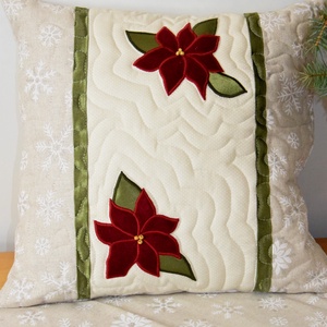 Adventi lakástextil, asztalterítő, asztali futó, díszpárna, mikulásvirágos, piros, zöld, natúr, fagyöngy gombdíszekkel - karácsony - karácsonyi lakásdekoráció - ünnepi asztaldekoráció - Meska.hu