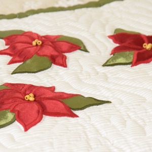 Adventi lakástextil, asztalterítő, asztali futó, díszpárna, mikulásvirágos, piros, zöld, natúr, fagyöngy gombdíszekkel - karácsony - karácsonyi lakásdekoráció - ünnepi asztaldekoráció - Meska.hu