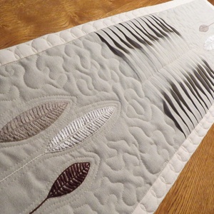 Len, molinó asztali futó, asztalközép, natural, minimál stílusban, tollakkal hímezve, barna, mogyoró, nyers színekben - otthon & életmód - konyhafelszerelés, tálalás - tálalás - tálalás - Meska.hu