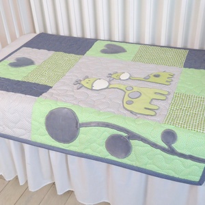 Ajándék babalátogatásra, zsiráfos babatakaró babakocsiba, bölcsőbe, utazáshoz, zöld, szürke, névre szóló, egyedi - otthon & életmód - babaszoba, gyerekszoba - Meska.hu