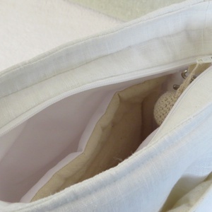 Len női válltáska, fehér táska sok zsebbel, pitypanggal, crossbody táska cipzárral, vállon átvethető  füllel, sportos - táska & tok - kézitáska & válltáska - vállon átvethető táska - Meska.hu