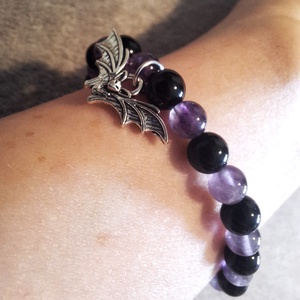 Denevér medálos ametiszt és ónix ásványkarkötő - ékszer - karkötő - ásványkarkötő - Meska.hu