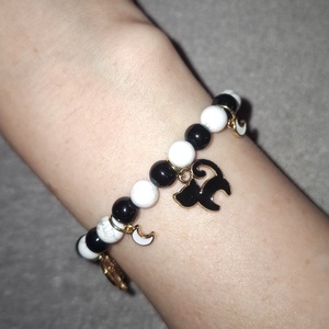 Ónix és howlit ásványkarkötő cica és hold medálokkal - ékszer - karkötő - ásványkarkötő - Meska.hu