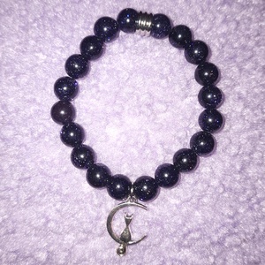 Cica holdon kék homokkő ásványkarkötő - Meska.hu