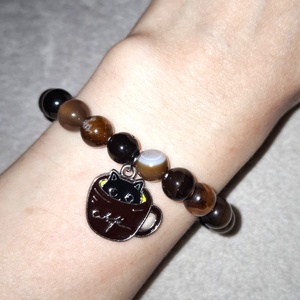 Barna kávé achát ásványkarkötő cica kávésbögrében medállal - ékszer - karkötő - ásványkarkötő - Meska.hu