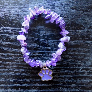 Ametiszt köves ásványkarkötő lila kutya / cica tappancs medállal, Ékszer, Karkötő, Ásványkarkötő, Ékszerkészítés, Gyöngyfűzés, gyöngyhímzés, MESKA