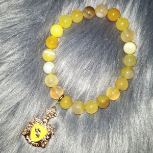 HUGRABUG sárga achát ásványkarkötő Harry Potteres charmmal, Ékszer, Karkötő, Ásványkarkötő, Ékszerkészítés, Gyöngyfűzés, gyöngyhímzés, MESKA