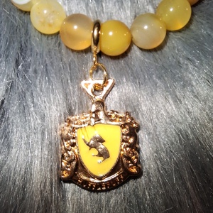 HUGRABUG sárga achát ásványkarkötő Harry Potteres charmmal - ékszer - karkötő - ásványkarkötő - Meska.hu