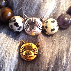 Familiáris Macska charmos ásványkarkötő dalmata jáspis, ametiszt, ónix és tigrisszem gyöngyökkel - ékszer - karkötő - ásványkarkötő - Meska.hu