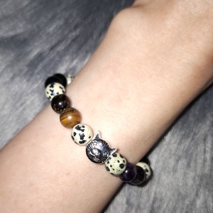 Familiáris Macska charmos ásványkarkötő dalmata jáspis, ametiszt, ónix és tigrisszem gyöngyökkel - ékszer - karkötő - ásványkarkötő - Meska.hu