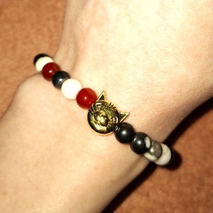 Macska charmos karneol és zebra jáspis ásványkarkötő - ékszer - karkötő - ásványkarkötő - Meska.hu