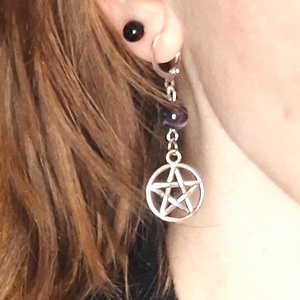 Védelmező pentagramma ametiszt fülbevaló - ékszer - fülbevaló - lógós kerek fülbevaló - Meska.hu