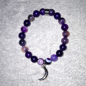 Lila achát ásványkarkötő hold medállal, Ékszer, Karkötő, Ásványkarkötő, Ékszerkészítés, Gyöngyfűzés, gyöngyhímzés, MESKA