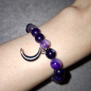 Lila achát ásványkarkötő hold medállal - ékszer - karkötő - ásványkarkötő - Meska.hu