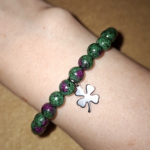 Szerencsehozó lóhere medálos rubin-zoizit ásványkarkötő - ékszer - karkötő - ásványkarkötő - Meska.hu