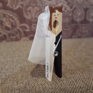 Csipesz esküvői pár, ültetőkártya-tartónak, köszönő ajándéknak... - esküvő - meghívó & kártya - ültetési rend - Meska.hu