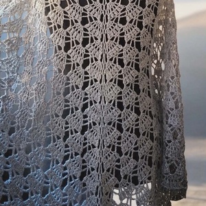 Ezüst holdfény kézzel horgolt - ruha & divat - sál, sapka, kendő - vállkendő - Meska.hu