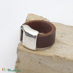 Trendi és különleges: ezüst és bőr gyűrű - sötétbarna - ékszer - gyűrű - statement gyűrű - Meska.hu