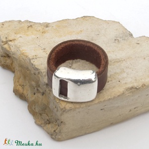 Trendi és különleges: ezüst és bőr gyűrű - sötétbarna - ékszer - gyűrű - statement gyűrű - Meska.hu