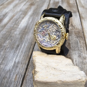 Fekete dombornyomott férfi karóra, Férfi kézműves karóra dombornyomott óratokkal és számlappal, Fekete sárkányos férfi k - Meska.hu