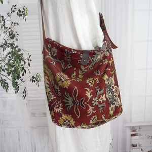 Virágmintás női kézműves oldaltáska, Selyemszövésű válltáska, Perzsa mintás keresztpántos táska - táska & tok - kézitáska & válltáska - nagy pakolós táska - Meska.hu