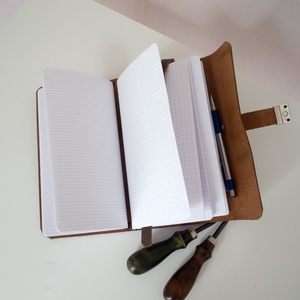 Bivalybőr útinapló férfiaknak, Rusztikus bivalybőr jegyzetfüzet férfiaknak, Motoros notebook, Újratölkthető - otthon & életmód - papír, írószer - jegyzetfüzet & napló - Meska.hu