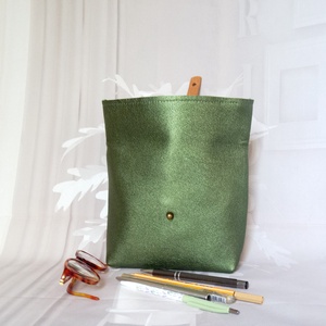 Olasz borjúbőr sminktáska, Kozmetikai táska, Zöld metálfényű bőr szemüvegtartó, Tolltartó - táska & tok - neszesszer - Meska.hu