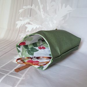 Olasz borjúbőr sminktáska, Kozmetikai táska, Zöld metálfényű bőr szemüvegtartó, Tolltartó - táska & tok - neszesszer - Meska.hu