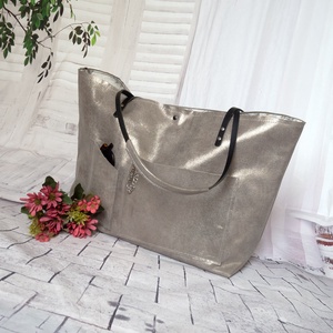 Ezüst színű olasz marhabőr táska tolltartóval, Nagy méretű olasz metál shopper - táska & tok - kézitáska & válltáska - nagy pakolós táska - Meska.hu