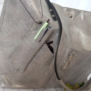 Ezüst színű olasz marhabőr táska tolltartóval, Nagy méretű olasz metál shopper - táska & tok - kézitáska & válltáska - nagy pakolós táska - Meska.hu