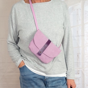Halványlila nubuk bőr crossbody táska, Olasz nubuk mellkastáska, Válltáska, Parti táska - táska & tok - kézitáska & válltáska - vállon átvethető táska - Meska.hu