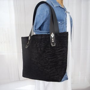 Fekete dombornyomott marhabőr táska - táska & tok - kézitáska & válltáska - nagy pakolós táska - Meska.hu