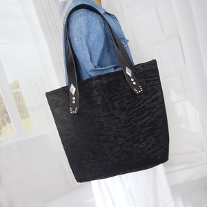 Fekete dombornyomott marhabőr táska - Meska.hu