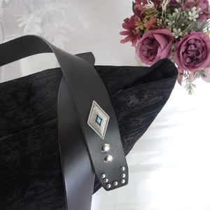 Fekete dombornyomott marhabőr táska - táska & tok - kézitáska & válltáska - nagy pakolós táska - Meska.hu