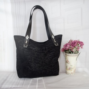 Fekete dombornyomott marhabőr táska - táska & tok - kézitáska & válltáska - nagy pakolós táska - Meska.hu