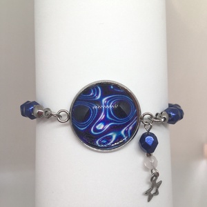 Liquid Blue - Üveglencsés medállal díszített gyöngy karkötő - ékszer - karkötő - gyöngyös karkötő - Meska.hu