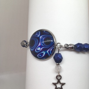 Liquid Blue - Üveglencsés medállal díszített gyöngy karkötő - ékszer - karkötő - gyöngyös karkötő - Meska.hu