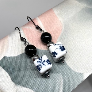 Little Black - Csipke mintás porcelángyöngy fülbevaló - ékszer - fülbevaló - lógó fülbevaló - Meska.hu