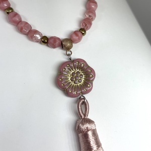 Pinky Flower - Virágos-bojtos nyaklánc - ékszer - nyaklánc - bojtos nyaklánc - Meska.hu