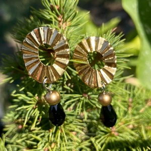 Black and Gold - Elegáns lógó fülbevaló - ékszer - fülbevaló - lógó csepp fülbevaló - Meska.hu