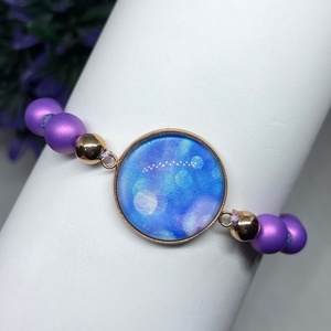 Violet and Blue Light - Gyöngy karkötő üveglencsés medállal - ékszer - karkötő - karkötő medállal - Meska.hu